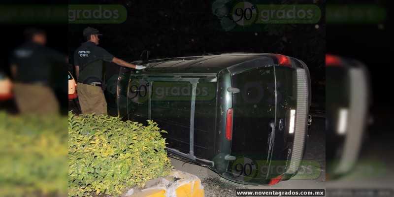 Presuntamente ebrio, vuelca camioneta en Apatzingán, Michoacán  - Foto 1 