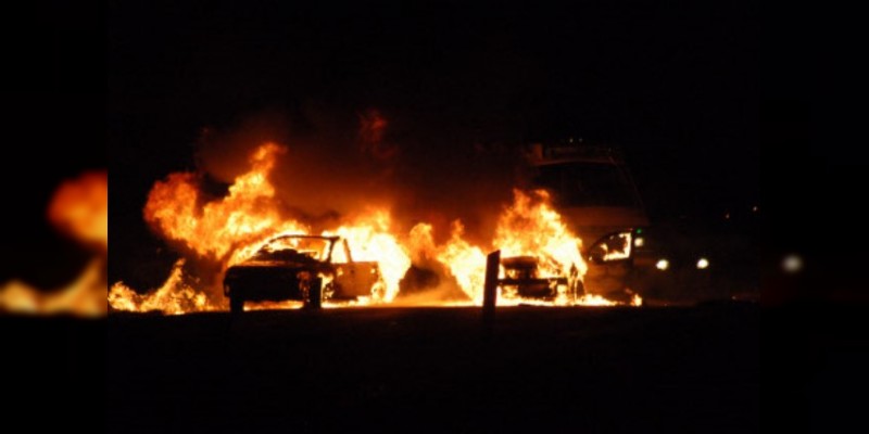 Se incendian un camión y dos camionetas en predio de Puruándiro, Michoacán; presumen se almacenaba combustible robado 