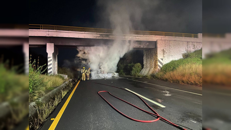 Normalistas de Michoacán incendian vehículo en la carretera Morelia – Pátzcuaro y desatan caos vial en plena noche 