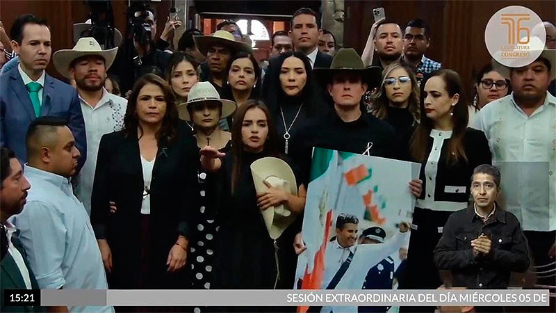 Abrazando el sombrero de Carlos Manzo, rinde protesta Grecia Quiroz García como presidenta municipal de Uruapan, Michoacán  