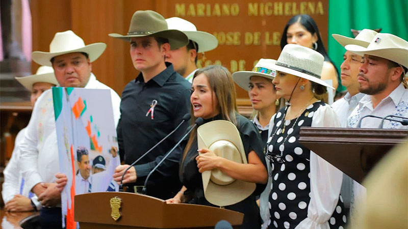 Entre porras de apoyo y reclamos por la seguridad fallida de Carlos Manzo, asume Grecia Quiroz la presidencia municipal de Uruapan  