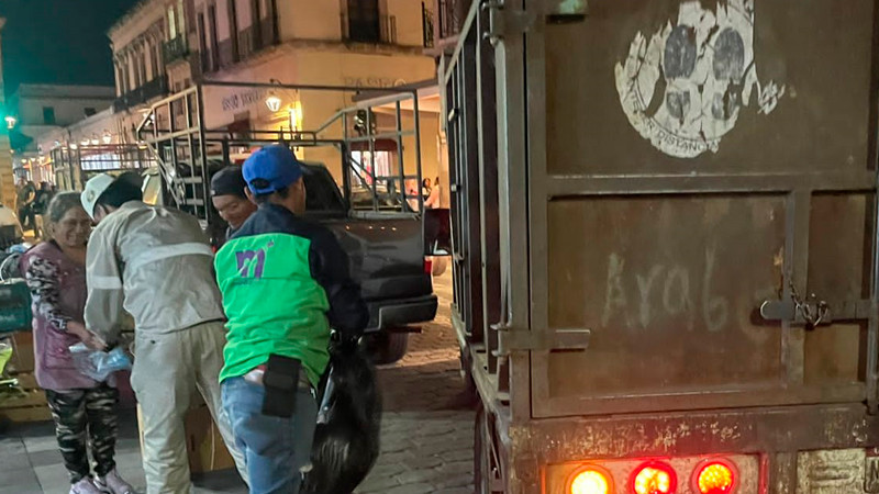 Ayuntamiento de Morelia realiza operativo de limpieza en la Plaza Melchor Ocampo 