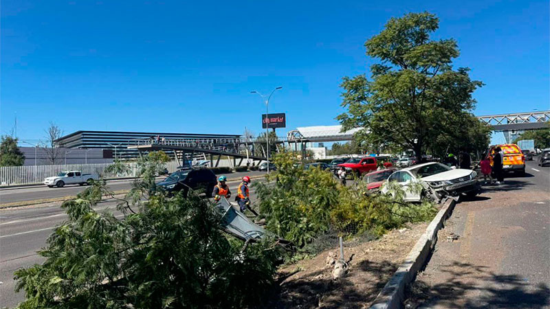 Se registra aparatoso choque en Paseo de la República del municipio de Querétaro; hay al menos 8 heridos  