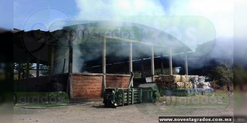 Arde bodega de reciclaje en Apatzingán, Michoacán - Foto 1 