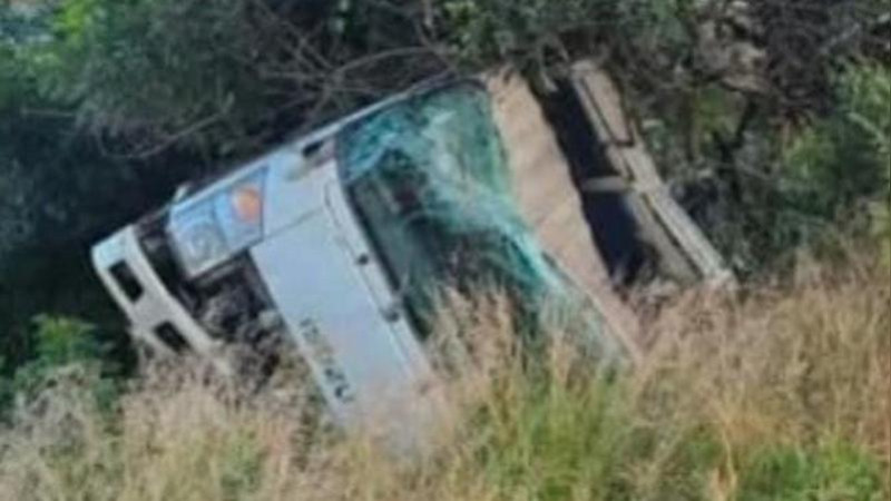 Volcadura en la autopista Siglo XXI deja una persona herida 