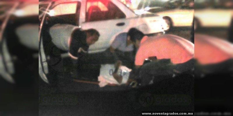 Tras accidente vial golpean a taxista en Apatzingán, Michoacán; es hospitalizado - Foto 0 