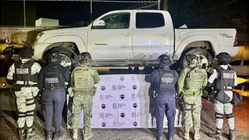 En Zinapécuaro, Michoacán aseguran 3 camionetas robadas, 2 rifles y más de mil 600 municiones 