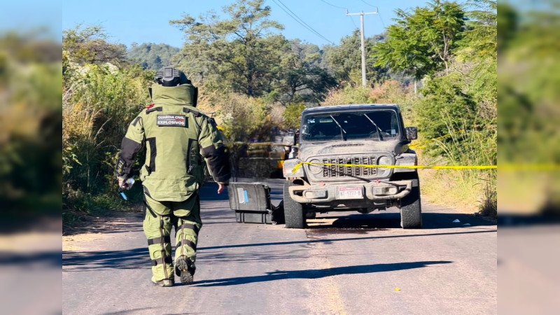 Desactivan dos explosivos ocultos dentro de un Jeep abandonado en Madero, Michoacán  