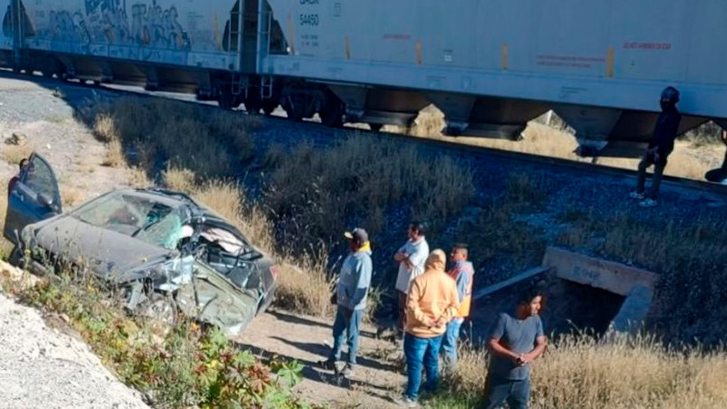 Tres heridos graves, en choque entre un auto y el tren, en El Marqués, Querétaro 