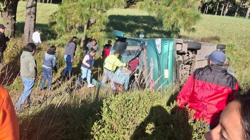 Vuelca autobús de pasajeros en el Estado de México; seis personas resultan lesionadas 