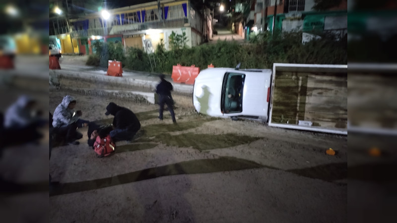 Volcadura en Zitácuaro, Michoacán, deja dos lesionados; uno rechaza atención médica 
