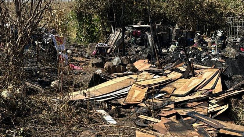 Conni clama entre las cenizas: le robaron y quemaron todo y ahora duerme entre los escombros en Morelia 