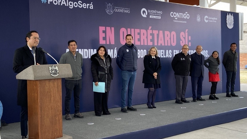 Entrega titular del IFEQ techumbre para primaria de Corregidora 
