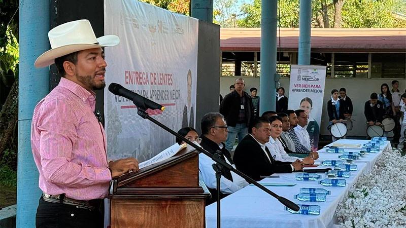Humberto Jiménez Solís entrega más de mil lentes a estudiantes de la Secundaria 18 de Marzo en Los Reyes, Michoacán  