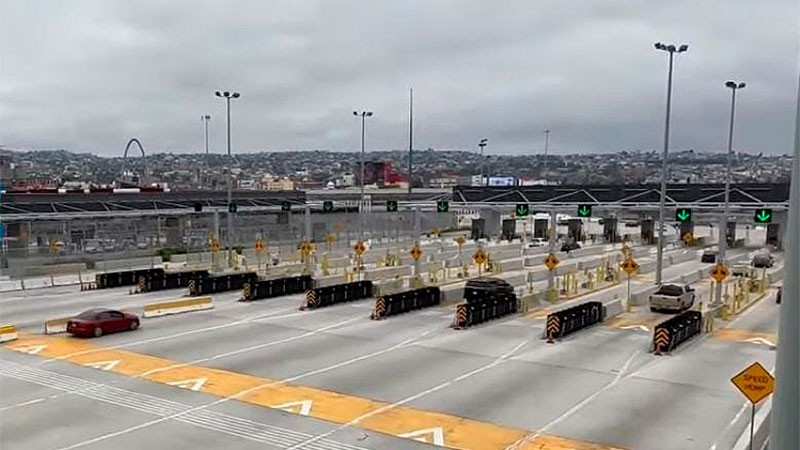 Hombre le quita la vida a su pareja y conduce con ella como copiloto de Los Ángeles a Tijuana 