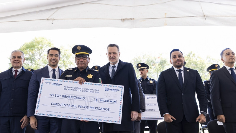 Encabeza Mauricio Kuri entrega de apoyos económicos en materia de vivienda a policías municipales de Querétaro 