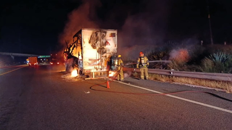 Michoacán: Por falla mecánica se incendia tráiler en la de Occidente a la altura de Copándaro 