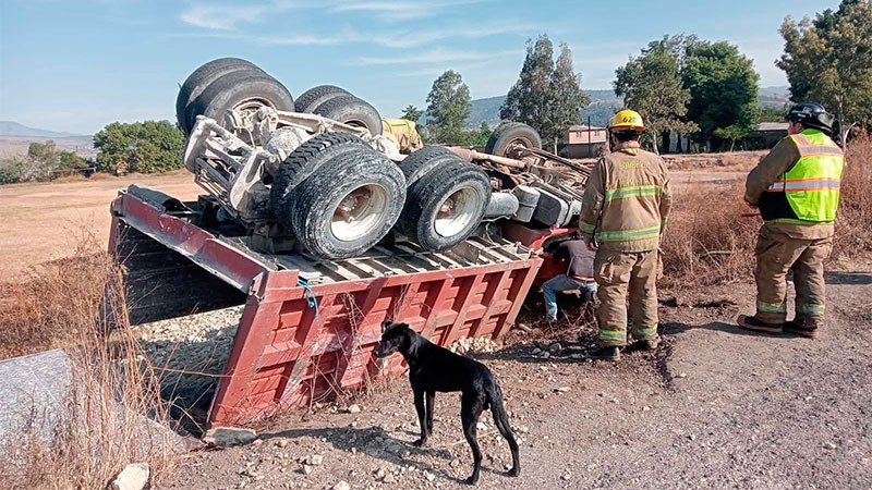 Chofer de camión de carga resulta herido al volcar con su unidad en la carretera Cuidad Hidalgo-Maravatío en las inmediaciones de Zinapécuaro, Michoacán  