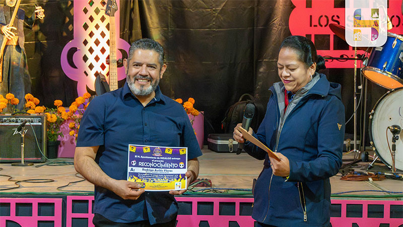 Alcaldesa Jeovana Alcántar entrega reconocimiento al Artista Visual y Maestro Cartonero, Rodrigo Avilés Flores, por su exposición Las Santaneras en la Zona Oasis de la Feria 