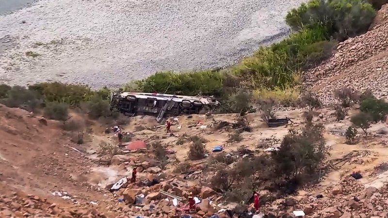 Tragedia en Perú: al menos 37 muertos tras caída de autobús a un abismo en Arequipa 