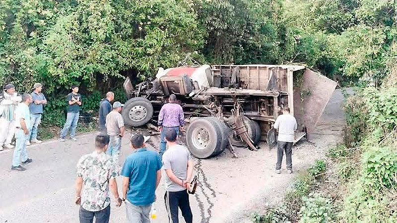 Vuelca camión de volteo en Zitácuaro, Michoacán; solo hubo daños materiales 