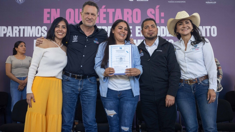 Entrega gobernador de Querétaro equipamiento para el autoempleo en Jalpan 