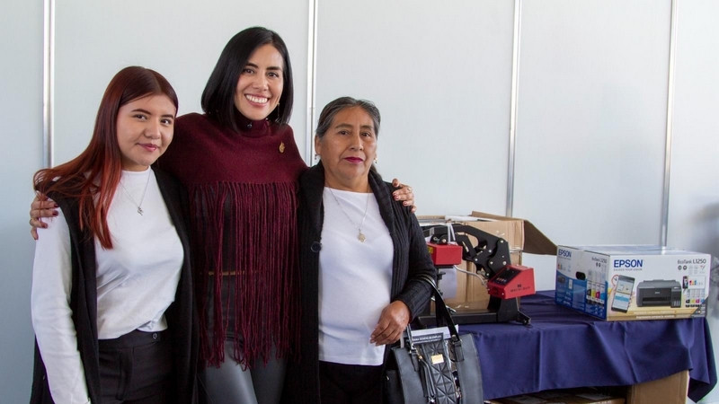 Entrega Secretaría del Trabajo de Querétaro equipamiento a emprendedoras de San Juan del Río 