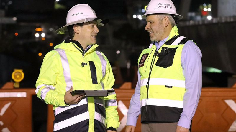 Supervisa Bedolla colocación de trabe en distribuidor vial de salida a Pátzcuaro en Morelia 