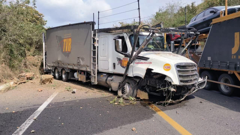 Se impacta camión "Nodriza" con tractocamión en la autopista Siglo XXI 