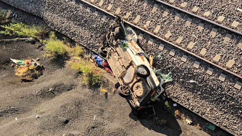 Muere conductor de taxi tras caer desde puente hacia las vías del tren en la carretera Uruapan - Pátzcuaro, Michoacán 