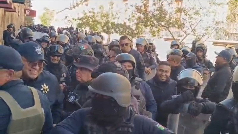 Policías Estatales se Burlan de Jóvenes Detenidos en Morelia Gritando  