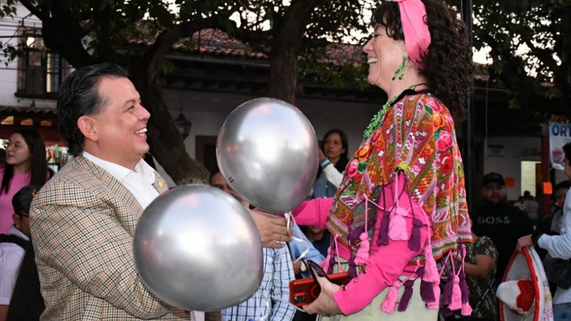 Memo Valencia padrino de Las Bastoneras de Ario de Rosales en su 40 aniversario 