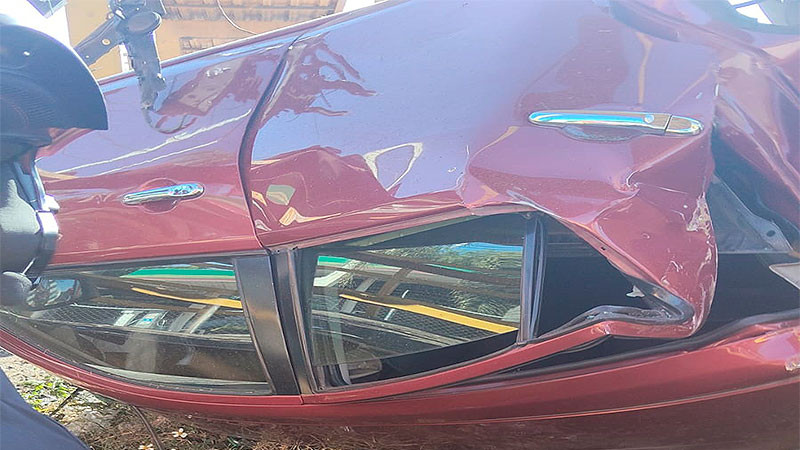 Automóvil queda incrustado en puente peatonal sobre la carretera Morelia-Tarímbaro 