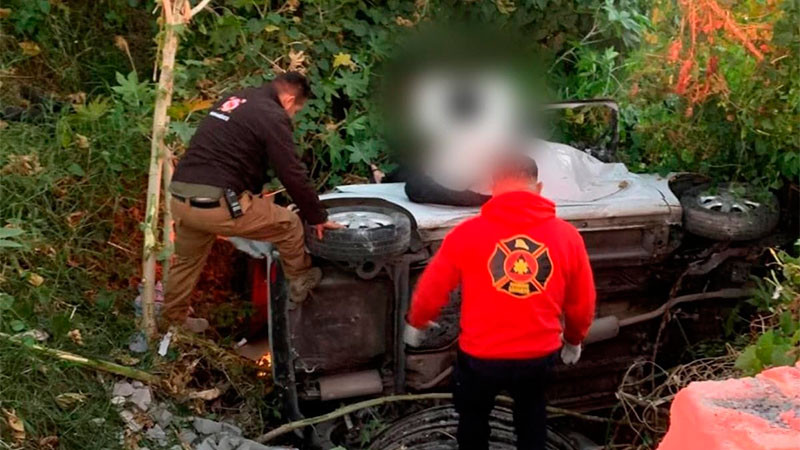 Vuelca automóvil en la carretera Jiquilpan Sahuayo; hay tres personas fallecidas y una herida 