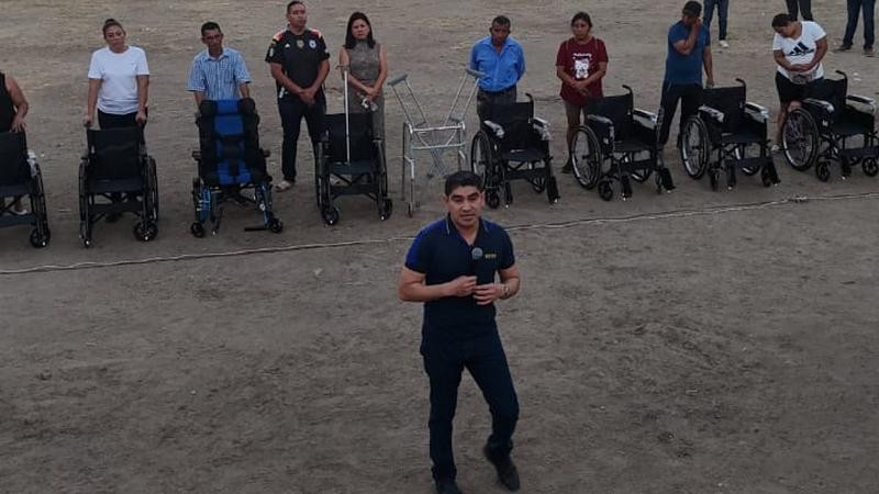 Pablo Varona continúa con programa social de entrega de paquetes alimentarios, huevos y ahora aparatos funcionales en Huetamo, Michoacán 