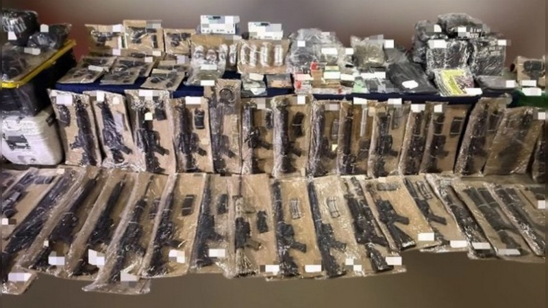 Logran "histórico aseguramiento de armamento" en Quintana Roo; caen 2 operadores de grupo criminal jalisciense 