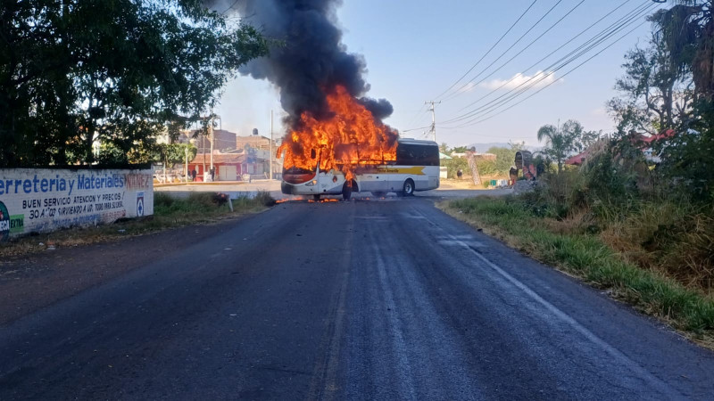 Estallido de violencia llega a Morelia y suman 10 municipios de Michoacán bajo bloqueos y enfrentamientos este lunes