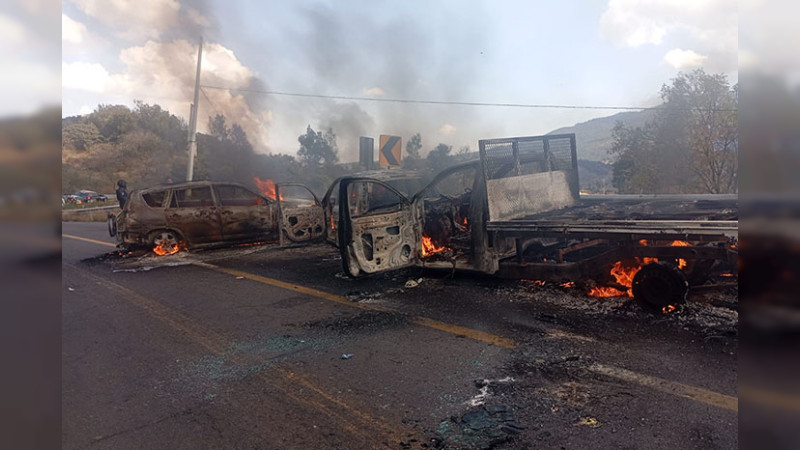 Comando armado roba y quema tres camionetas en Pátzcuaro, en medio de ola de violencia en Michoacán 