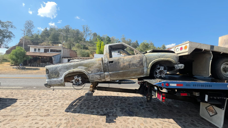 Despojan a tres conductores de sus camionetas para prenderlas en fuego en entronque Quiroga-Ihuatzio 