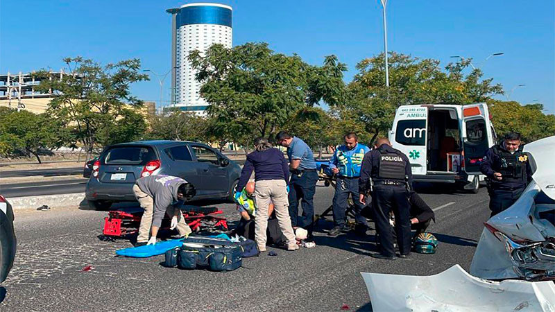 Motociclista queda gravemente herido al sufrir un accidente en laterales de Paseo de la República en el municipio de Querétaro 