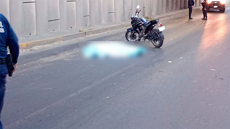 Pierde la vida un motociclista al derrapar en Paseo Central de San Juan del Río, Querétaro 