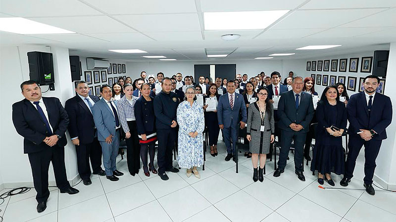 Entrega Carlos Torres Piña nombramientos a 15 agentes del Ministerio Público y 18 peritos en Michoacán 