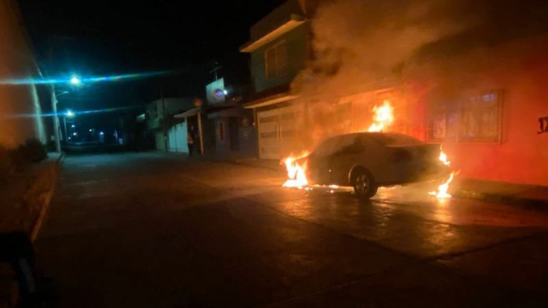 Bomberos de Zitácuaro, Michoacán, sofocan incendio de un vehículo 