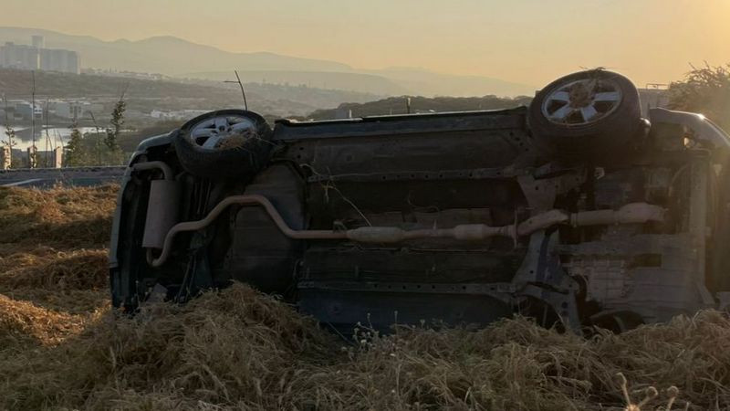 Sale del camino y vuelca en el anillo vía Fray Junípero Serra de Querétaro 