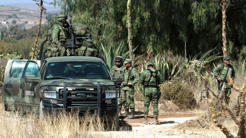 Chocan militares y célula armada en fuertes enfrentamientos en límites de Aguililla y Apatzingán, Michoacán 