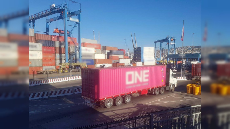 Comando asesta golpe en la carretera Morelia – Salamanca: se apodera de trailer cargado con zapatos en los límites de Michoacán con Guanajuato 