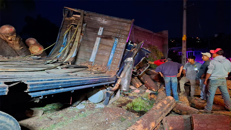 En Zitácuaro, Michoacán: Hombre resulta herido al volcar con su camión de carga 