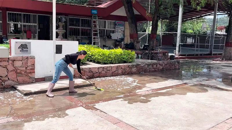 Concluye la primera etapa de limpieza en instituciones educativas que resultaron afectadas por las lluvias en la Sierra Queretana 