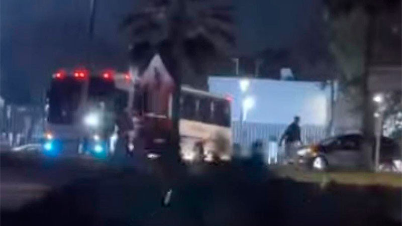 Normalistas bloquean Libramiento, frente a las instalaciones de la FGE de Michoacán 