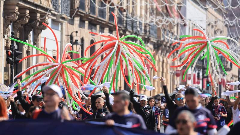 Familias disfrutan en orden y paz el Desfile del 20 de Noviembre en Morelia 